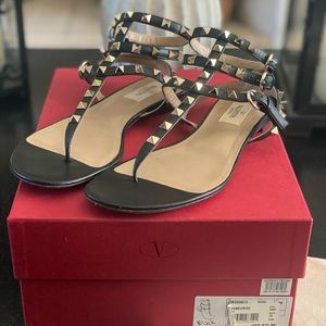 Valentino black thong sandals size 38 which is a 7 1/2